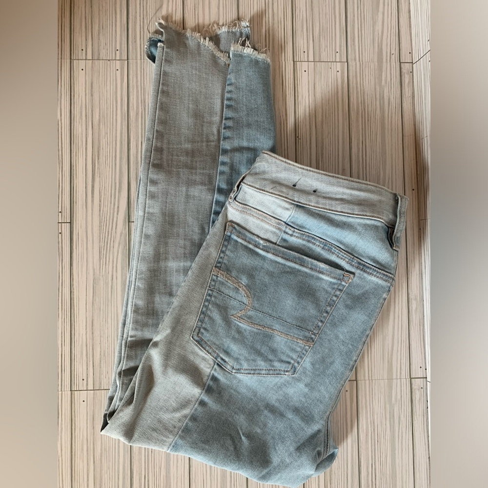 American eagle 2 tone Light Blue Jeans w/ raw hem jegging crop